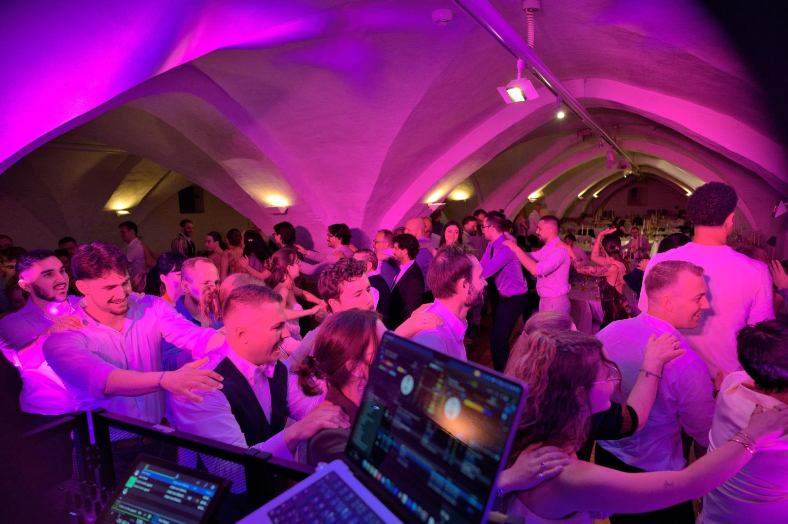 Gute Stimmung auf einer deutsch-spanisch-rumänischen Hochzeit in der Festung Rüsselsheim