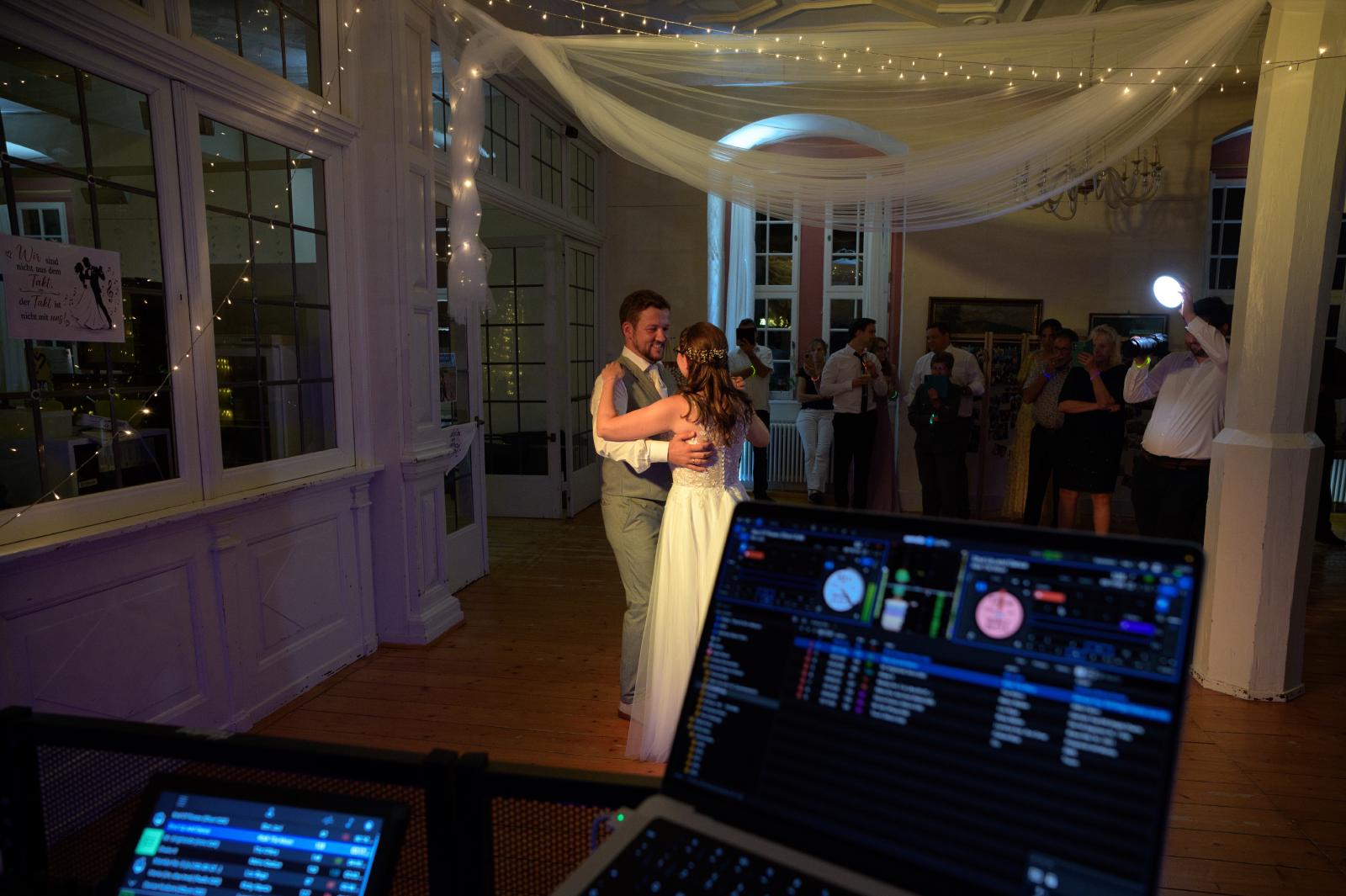 Warmweißes, gedimmtes Licht für den Eröffnungstanz auf einer Hochzeit