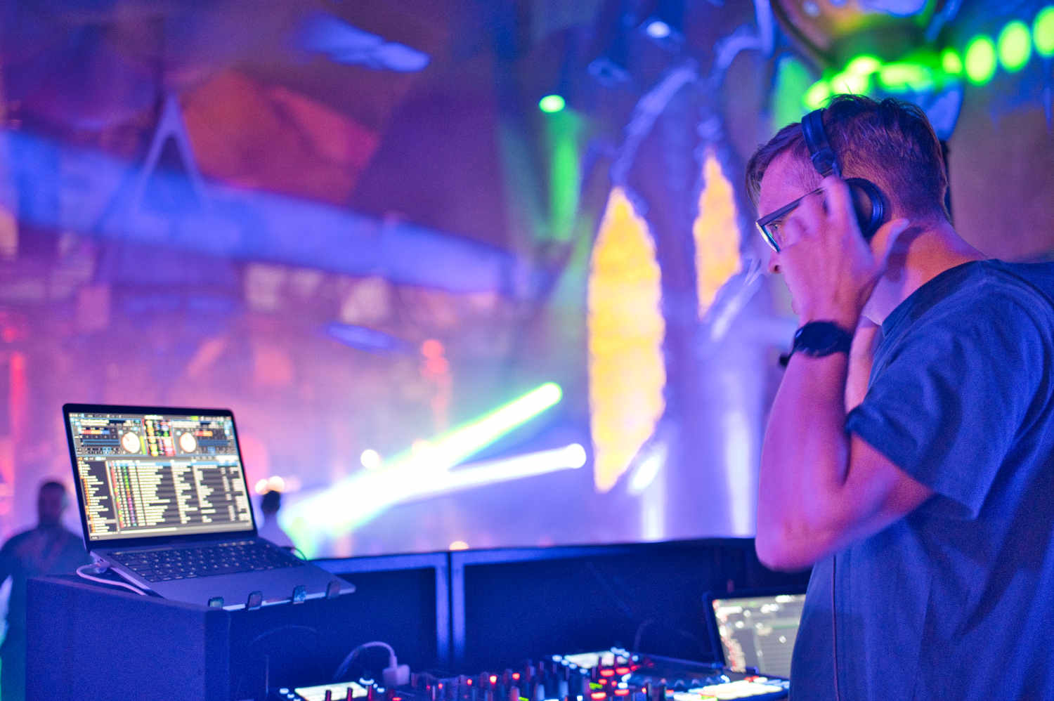 DJ Tobias bei der Arbeit im Phantasialand