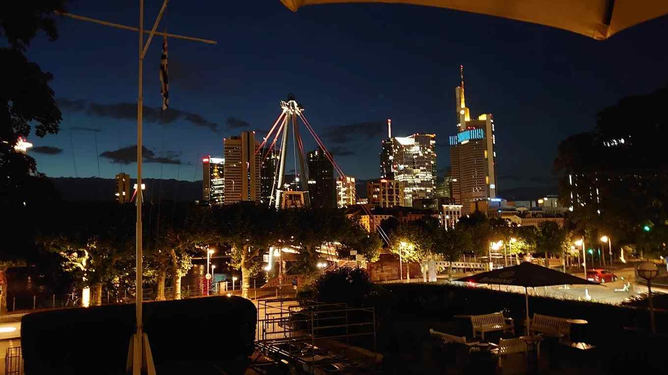 Blick von der Frankfurter Rudergesellschaft „Germania“ 1869 e. V. auf die Skyline von Frankfurt